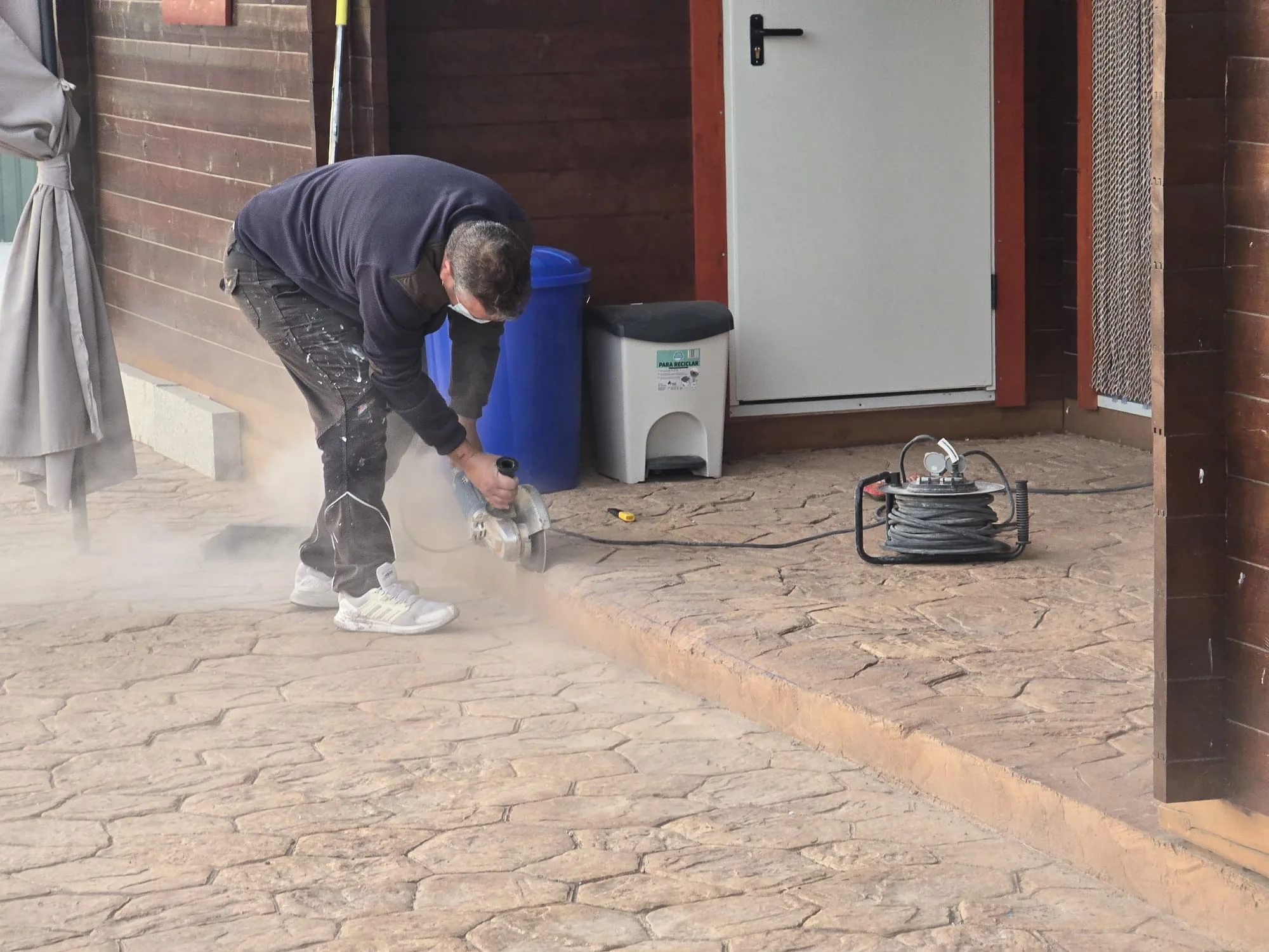 Cerramiento y solado de porche en aluminio en Parla - C 3
